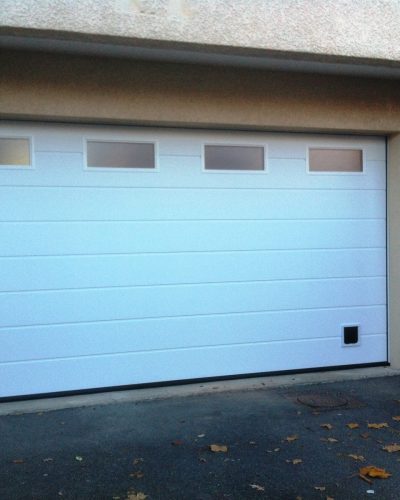 porte avec hublots rectangulaires