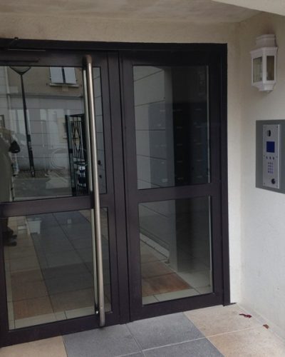 porte d'entrée d'immeuble avec portier vidéo ©preciselec