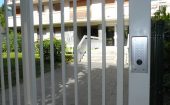 portillon et contrôle d'accès sur poteau technique ©preciselec