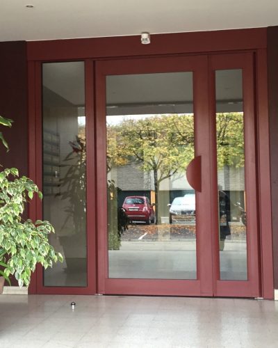 Porte technal alu rouge pour entrée d'immeuble ©preciselec