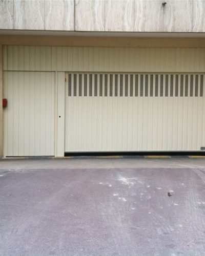 porte automatique entree de parking avec portillon adjacent ©preciselec