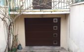 Porte de garage avec hublots design coloris ral 8028 ©preciselec
