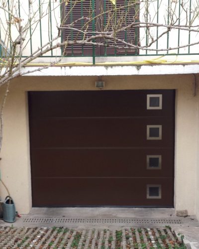 Porte de garage avec hublots design coloris ral 8028 ©preciselec