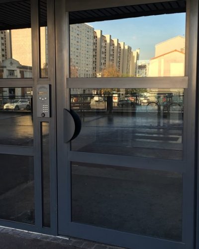 porte d'entree d'immeuble avec portier telephonique intratone ©preciselec