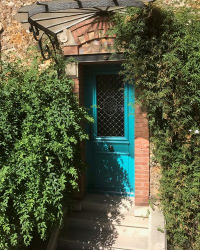 Porte classique en bois de chez Bel'M avec grille à médaillon