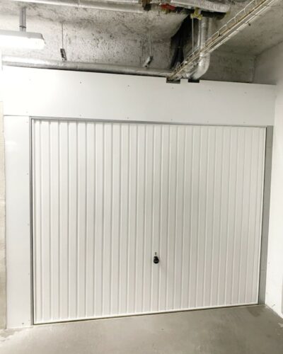 fermeture d'un box dans une résidence avec une porte basculante Hörmann.