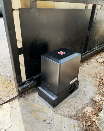 Pose d'une motorisation de portail à Meudon, de la marque FAAC