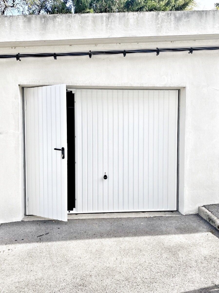 Porte de garage HORMANN basculante N80 avec portillon intégré