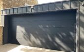 Pose d'une porte de garage sectionnelle Hörmann Rénomatic avec sa motorisation SupraMatic P.