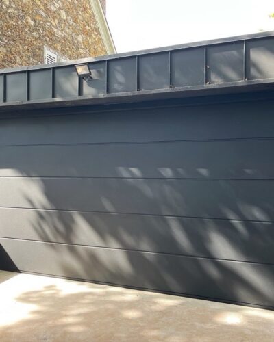 Pose d'une porte de garage sectionnelle Hörmann Rénomatic avec sa motorisation SupraMatic P.